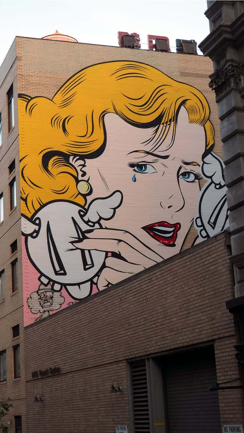 Uma foto de uma pintura de Roy Lichtenstein no lado de um edifício.